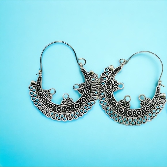 New Silver Tone Boho Ornately Detailed Beautiful Crescent Shaped Hoop Earrings - Picture 1 of 8